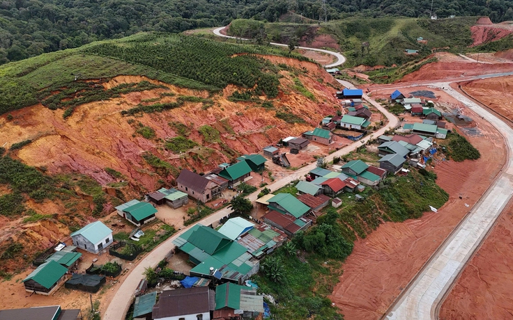 Di dời 13 hộ ở khu dân cư thôn Đưng K’Nớ 5 khỏi vùng sạt lở ở Lâm Đồng