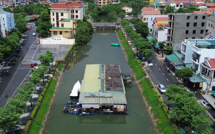 Nhà hàng nổi từng nức tiếng ở Đồng Hới thành 'đống phế liệu' trên kênh Phóng Thủy