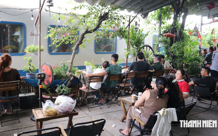 Trả tiền ngồi chờ xe lửa giữa lòng TP.HCM