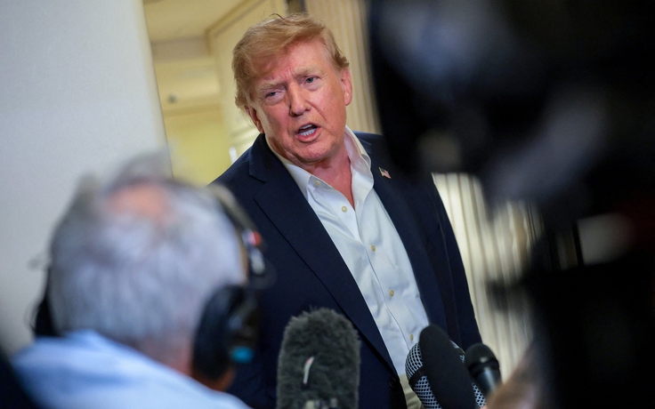 Ồn ào vụ Tổng thống Trump hứa hẹn phát tiền cho dân Mỹ