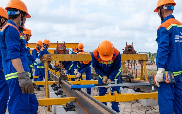 Tăng tốc lắp đặt hàng ngàn thanh ray trên tuyến đường sắt nhẹ tại Phú Quốc