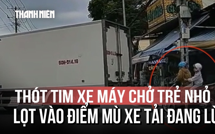 Thót tim xe máy chở trẻ nhỏ lọt vào điểm mù xe tải đang lùi