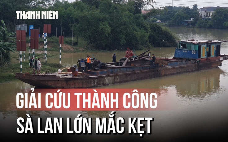Huy động cẩu 55 tấn giải cứu sà lan mắc kẹt dưới chân cầu Mỹ Chánh ở Quảng Trị
