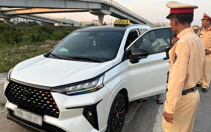 Xe biển trắng chở khách, tài xế không làm việc này sẽ bị phạt 'cháy túi'