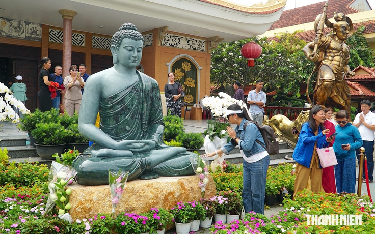 Hơn 15.000 người chiêm bái tượng Phật đá xanh Ấn Độ tại chùa Hoằng Pháp