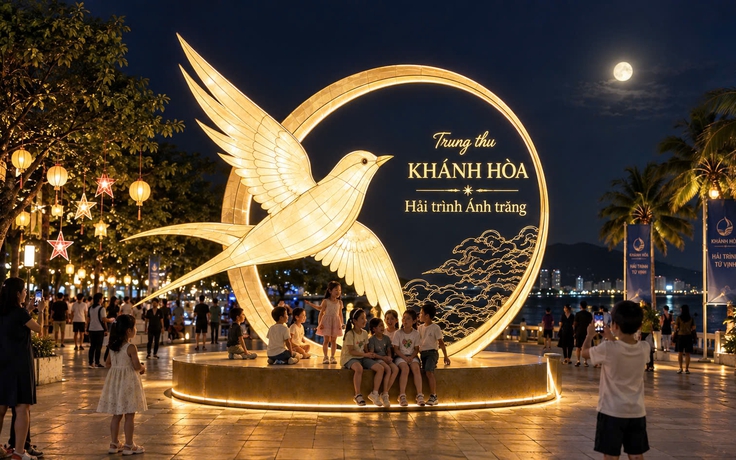 Dàn mascot khổng lồ cao trên 4 m trong đêm hội trung thu ở Nha Trang