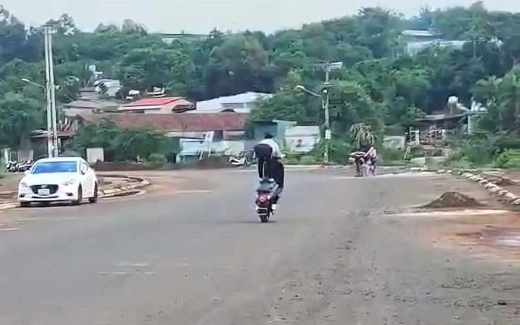 Xác minh clip nam thanh niên đứng trên yên, bốc đầu xe máy ở Buôn Ma Thuột
