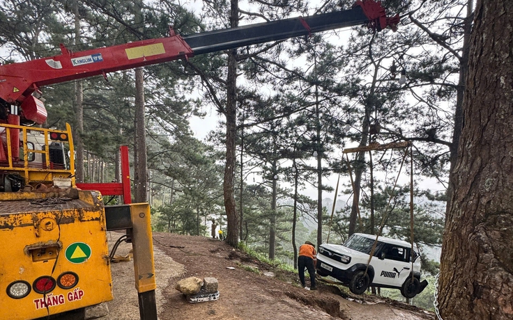 Ô tô 4 chỗ bất ngờ trôi xuống đồi thông cạnh đèo Prenn