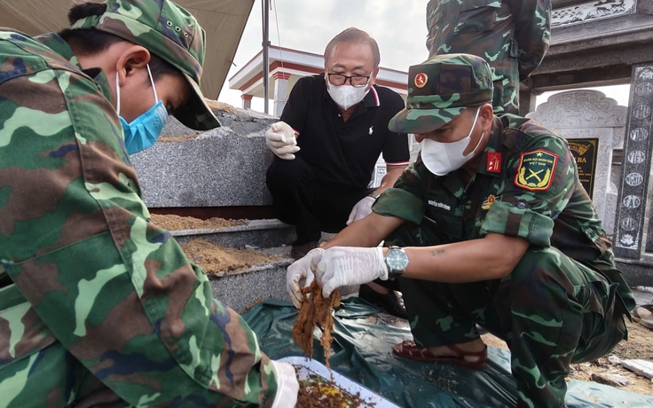 Khai quật ngôi mộ liệt sĩ tập thể sau 40 năm được người dân hương khói