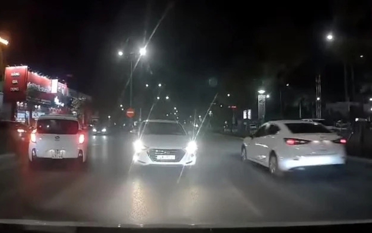 Lái ô tô trong phố ban đêm, bắt buộc tắt đèn pha khi nào?