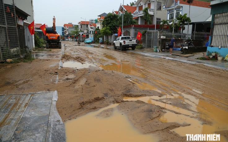 Mưa lớn kéo dài, bùn đất tràn xuống khu dân cư ở Quảng Ninh