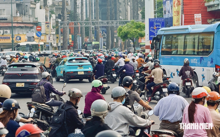 Ngày đầu vòng xoay ngã 6 Cộng Hòa chạy đèn tín hiệu: Xe máy được đi vẫn đứng chờ