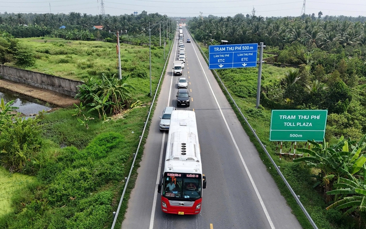 Va chạm xe tải và xe cứu thương trên cao tốc, 4 người bị thương