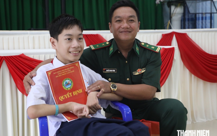5 năm mẹ bồng đến lớp, cậu học trò xuất sắc nay được người lính biên phòng 'nâng bước'