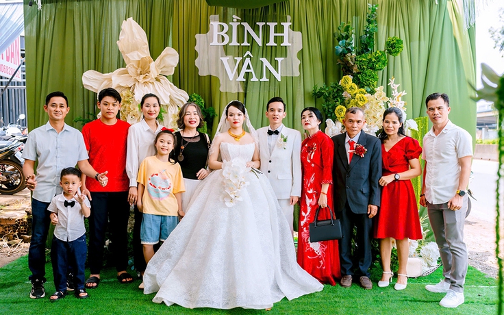 Cô dâu chú rể trao huy chương chạy bộ trong ngày cưới Cô dâu chú rể trao huy chương chạy bộ trong ngày cưới