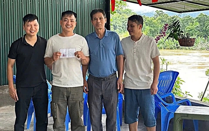 Chủ quán cà phê dũng cảm lao xuống sông cứu cụ bà bị lũ cuốn