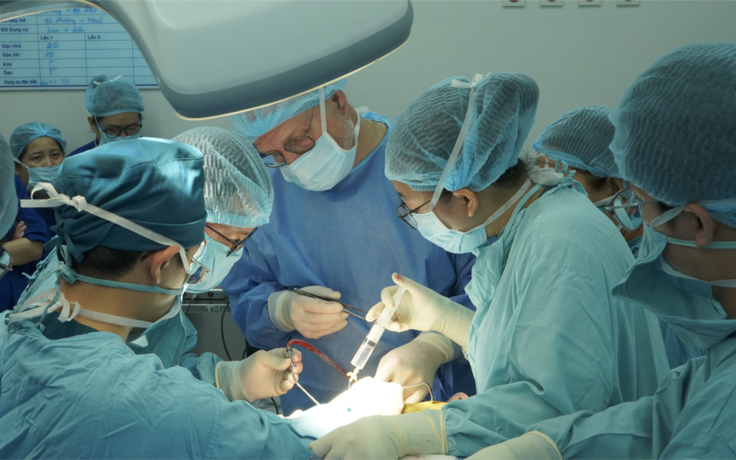 Lần đầu Việt Nam cấy điện cực thính giác thân não cho trẻ điếc bẩm sinh