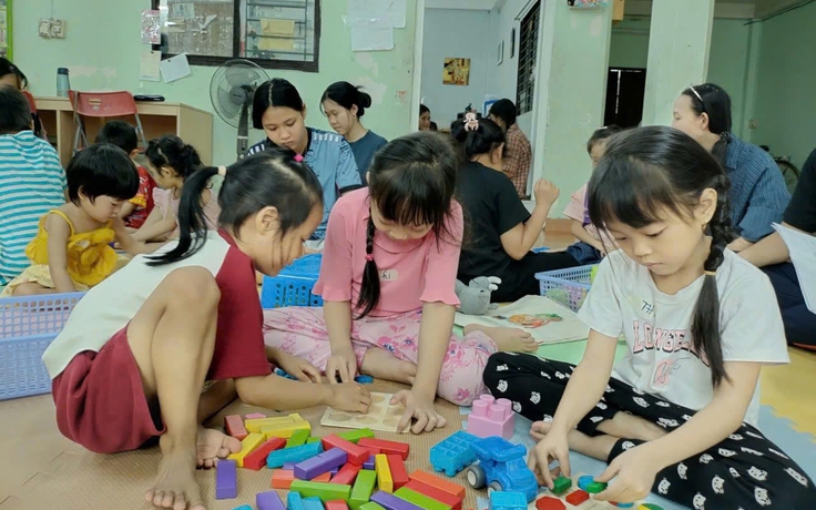 'Muốn trẻ ngồi yên, chỉ cần điện thoại, ti vi': Nỗi lo với trẻ dưới 6 tuổi