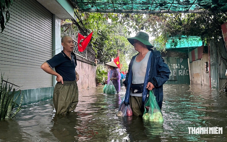 Khu dân cư ở Hà Nội ngập 3 ngày, người dân chật vật sinh hoạt Khu dân cư ở Hà Nội ngập 3 ngày, người dân chật vật sinh hoạt