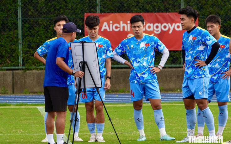 U.23 Việt Nam tập chiến thuật đặc biệt, chống ‘vũ khí’ ném biên cực kỳ lợi hại của U.23 Philippines