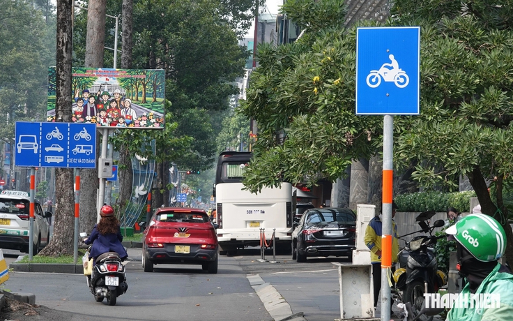 Gặp làn đường xe máy có dải phân cách, ô tô tấp vào đón khách thế nào?