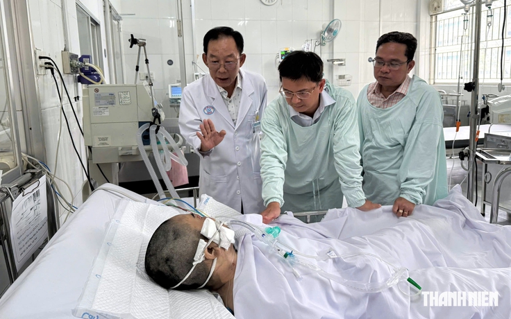 Phó chủ tịch TP.HCM thăm hỏi nạn nhân vụ cháy nhà ở Chợ Lớn