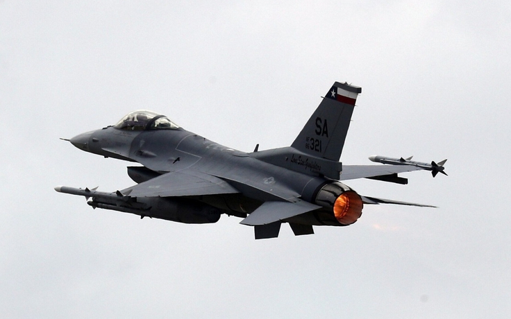 Tiêm kích F-16 Mỹ bốc cháy dữ dội sau khi rơi, nghi do đâm trúng chim