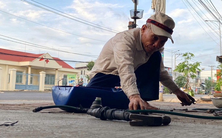 Ông lão sửa xe 75 tuổi và góc nhỏ tử tế giữa lòng thành phố Ông lão sửa xe 75 tuổi và góc nhỏ tử tế giữa lòng thành phố