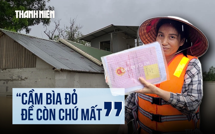 Xóm nhỏ ngoại thành hóa 'ốc đảo', người dân cầm sổ đỏ chạy lũ