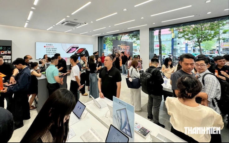 Người mua iPhone 18 ở Việt Nam nườm nượp nhận máy 