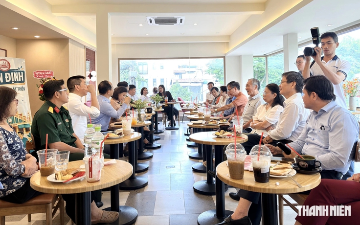 Lãnh đạo một phường ở TP.HCM ra quán cà phê nghe dân góp ý