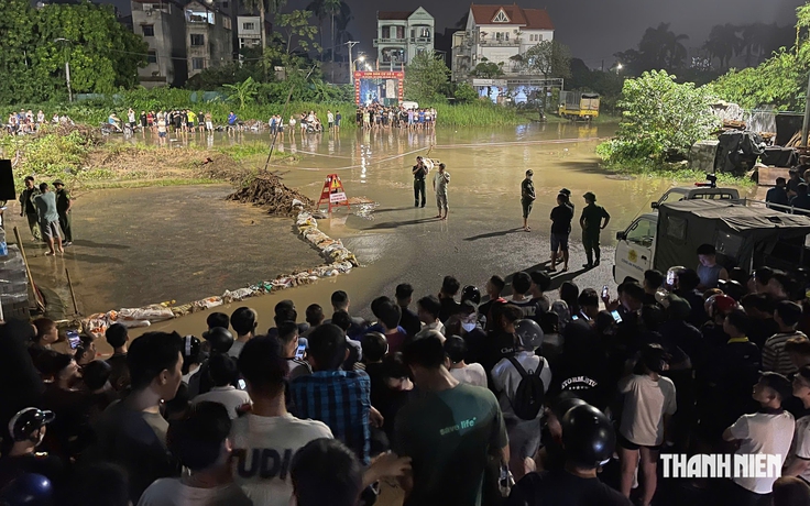 Tìm kiếm nam sinh nghi mất tích khi đi qua khu vực ngập ở Hà Nội