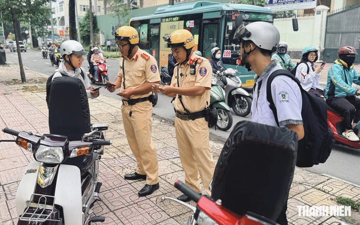 Bị CSGT thổi, học sinh bất ngờ: Phải đúng sinh nhật mới được chạy xe gắn máy?