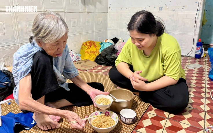 Cụ bà mong có tiền chữa bệnh, lo cho con gái thiểu năng trí tuệ