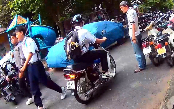 Học sinh ở TP.HCM đi xe máy: Gửi xe bên ngoài rồi đi bộ vào lớp