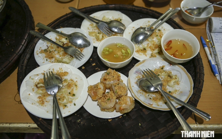 Quán bánh Huế hơn 50 năm, ngày lễ đông khách phải treo bảng 'hết bánh, hết bàn'