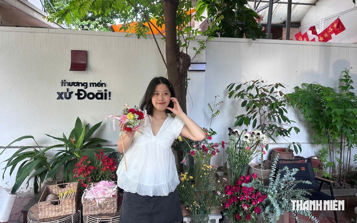 Đèn trung thu bằng hoa tươi và cách người trẻ ‘làm mới’ mùa trăng
