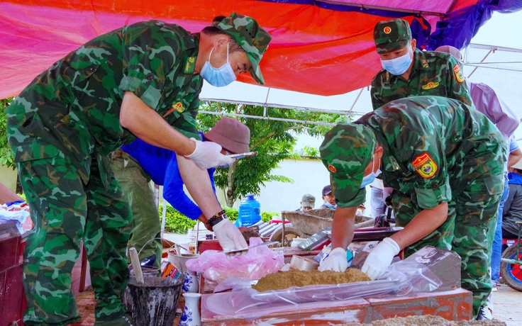 Lính biên phòng túc trực xuyên lễ ở nghĩa trang liệt sĩ tìm đồng đội