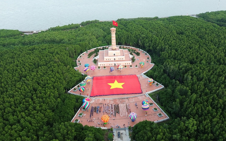 Lễ chào cờ ở Đất Mũi với lá cờ Tổ quốc bằng vải lớn nhất Việt Nam