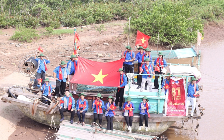 Độc đáo Lễ chào cờ 'Tôi yêu Tổ quốc tôi' trên thuyền đánh cá