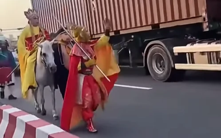 Xác minh clip 'thầy trò Đường Tăng' cưỡi ngựa vào làn ô tô ở TP.HCM
