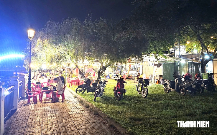Khu phố đêm Bà Rịa nhếch nhác, buôn bán trên thảm cỏ công viên sông Dinh