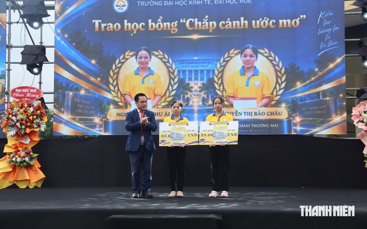 Trường đại học Kinh tế Huế trao 167 triệu đồng tiếp sức sinh viên vượt khó