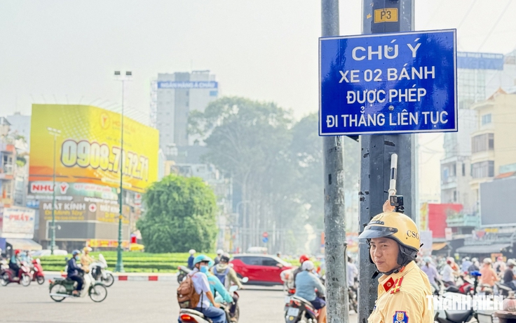 Xe máy được đi thẳng liên tục ở vòng xoay, muốn rẽ trái, rẽ phải thì sao?