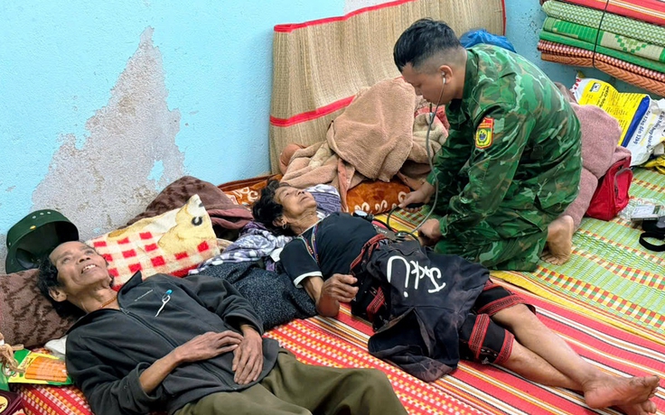 Đỉnh núi xuất hiện nhiều vết nứt lớn, hàng chục hộ dân phải di dời khẩn cấp