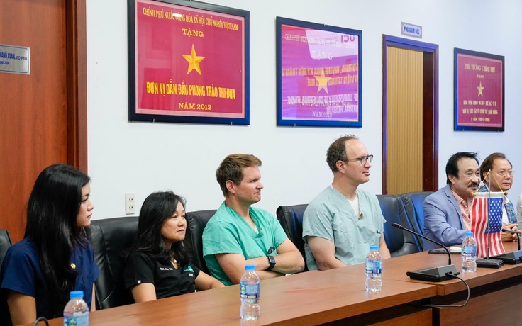 Chuyên gia Mỹ đến Huế trao đổi chuyên môn, hợp tác đào tạo phẫu thuật mắt