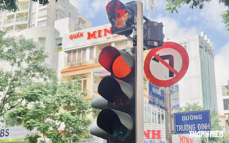 Nhiều giao lộ trên đường Ngô Thời Nhiệm vừa lắp đèn tín hiệu: Có gì thay đổi?