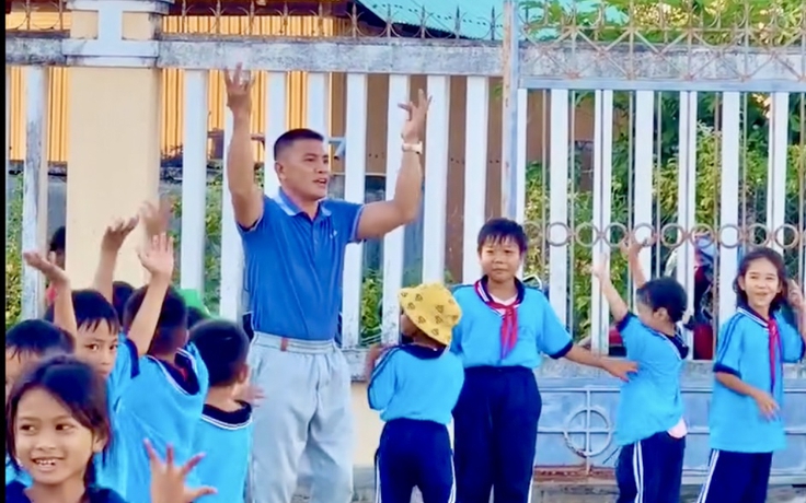 Thầy giáo đưa những điệu múa ngày xưa trở lại sân trường