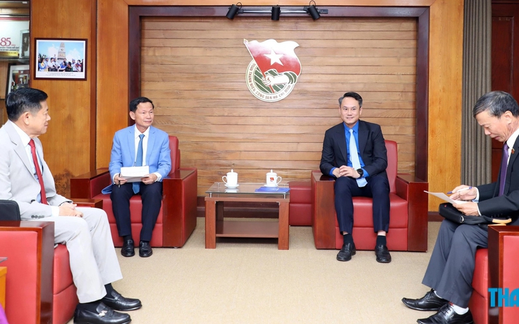 Anh Nguyễn Kim Quy tiếp xã giao đoàn bác sĩ tình nguyện của Campuchia