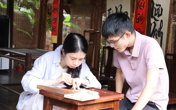 Xếp hàng dài tại Văn Miếu - Quốc Tử Giám thử làm ‘thợ chạm khắc’ Xếp hàng dài tại Văn Miếu - Quốc Tử Giám thử làm ‘thợ chạm khắc’